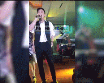 Dương Triệu Vũ bị sàm sỡ trên sân khấu.