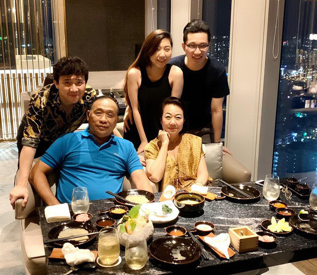 Trước đó, Trấn Thành lên tiếng trấn an người hâm mộ vì sự vắng mặt của Hari Won trong tiệc sinh nhật mẹ.