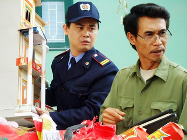 Với gương mặt khắc khổ, nghệ sĩ Phú Đôn thường vào những vai nông dân hay người lao động nghèo.