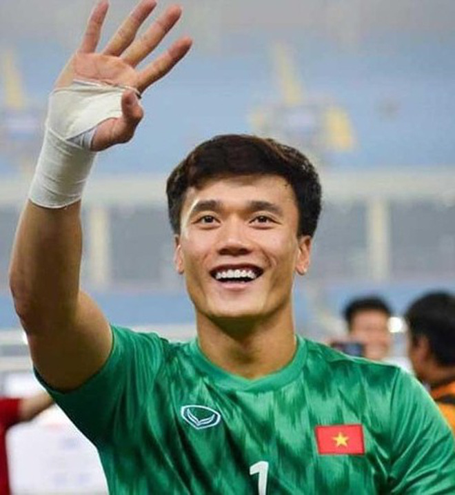 Nếu chưa hình dung ra gương mặt bị làm mờ đi là ai, hãy đưa màn hình ra xa 1 chút nhé!