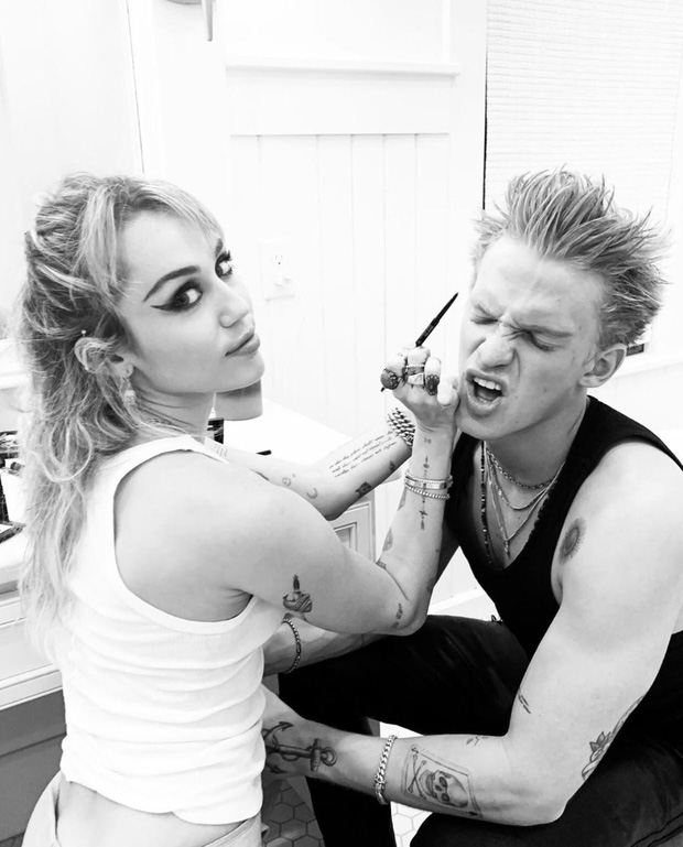 Miley và Cody vui vẻ chơi đùa cùng nhau. Họ đang ở trong khoảng thời gian ngọt ngào nhất của tình yêu.