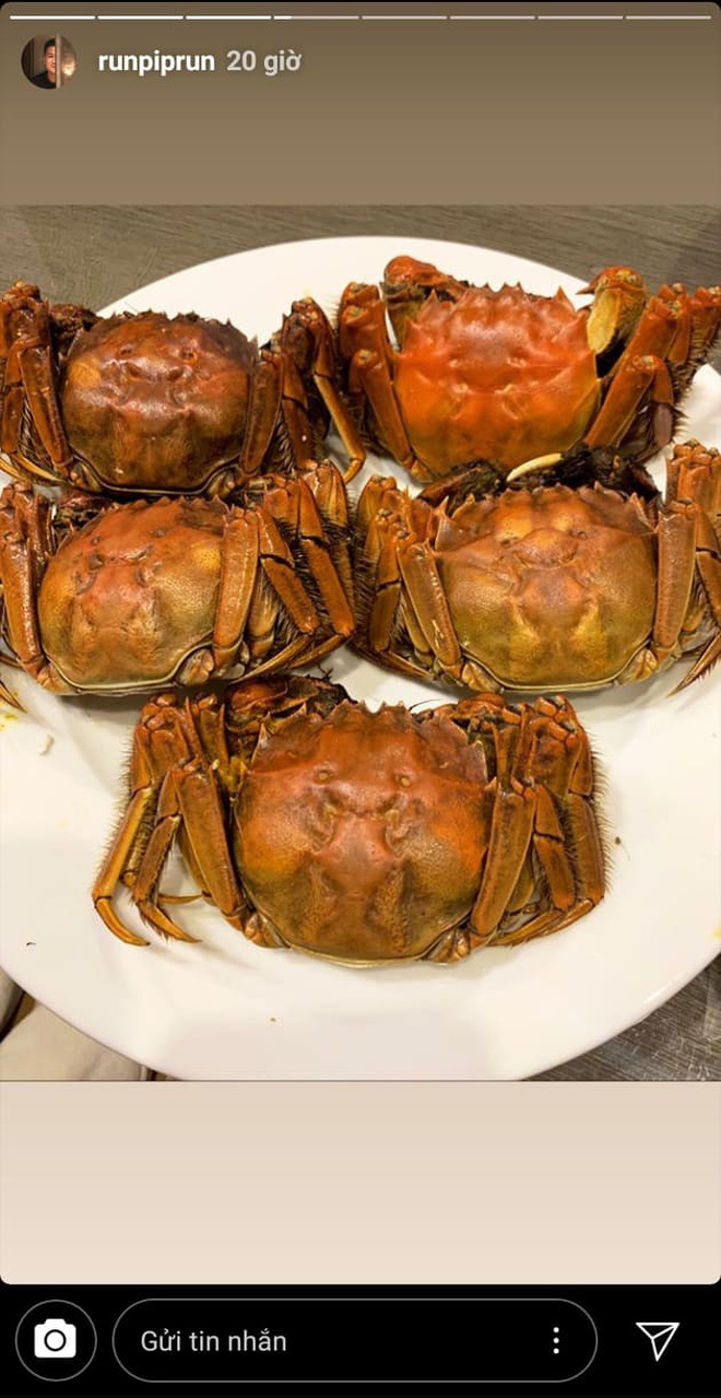 Còn Phillip Nguyễn làm đồ ăn trong một tâm trạng chẳng thể vui vẻ hơn. Làm cho người mình yêu ăn mà, ai mà không hạnh phúc cơ chứ!