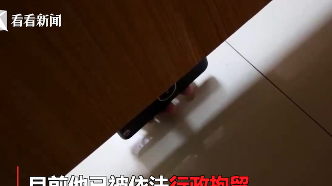 Trong hơn nửa tiếng đồng hồ, hắn đã thực hiện hành vi xâm phạm quyền riêng tư của 4 cô gái. (Ảnh chụp trong quá trình dựng lại hiện trường).