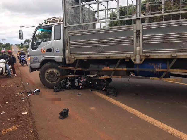 Chiếc xe mô tô phân khối lớn bị biến dạng dưới bánh xe tải.