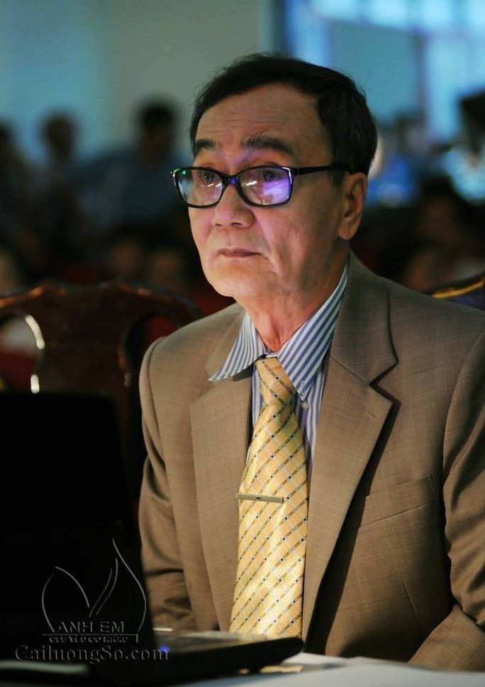 NSƯT - đạo diễn Hữu Lộc lúc dàn dựng vở diễn tại phim trường HTV