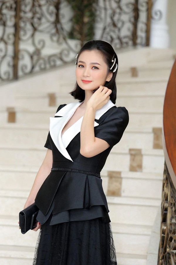 Xuất hiện ở đâu, Diệu Hương cũng tỏa sáng với đôi mắt to tròn rạng rỡ.