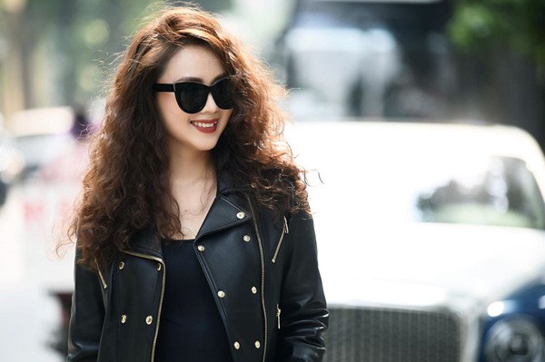 Trái với vai diễn trên phim, ngoài đời Hồng Diễm mang một vẻ đẹp căng tràn sức sống năng động và vui vẻ.