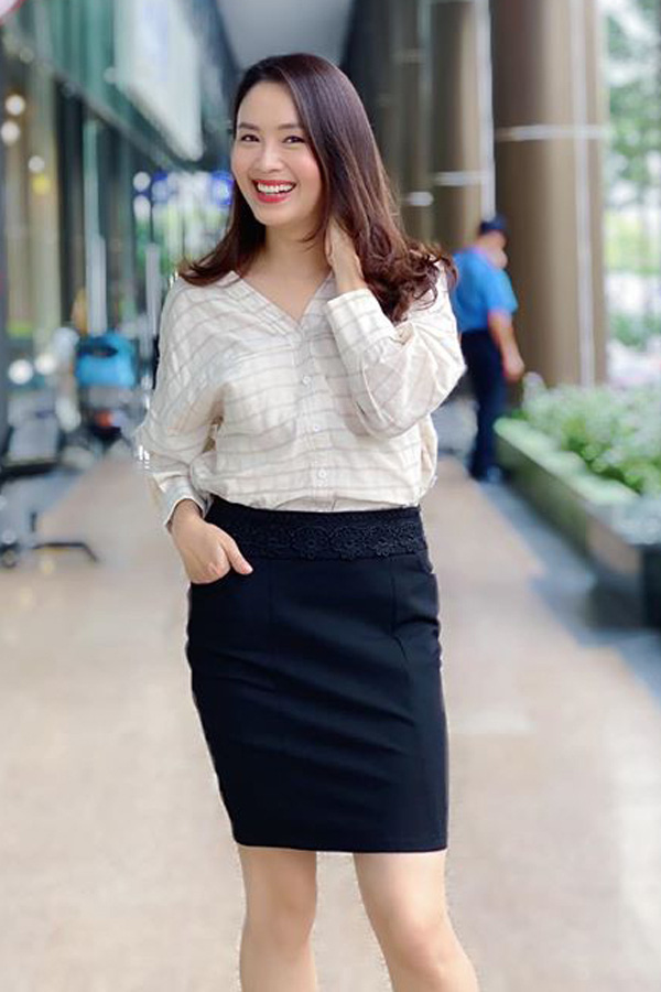 Khi cô lại như quý cô công sở hiện đại trẻ trung.