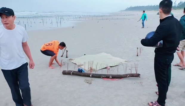 Thi thể nạn nhân trôi dạt vào bờ biển ở tỉnh Quảng Nam.