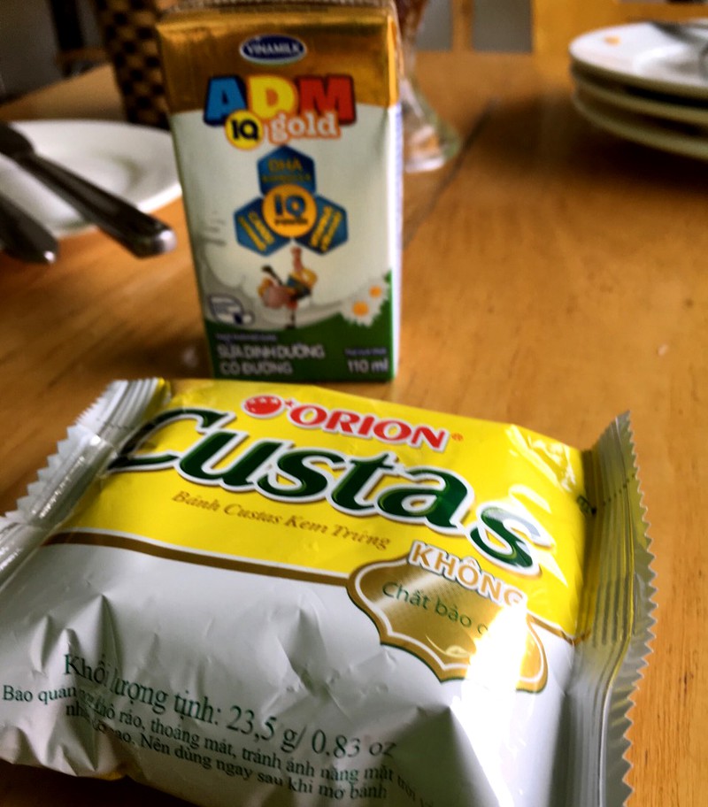 Bánh ngọt và sữa phát cho thí sinh tại Hội đồng thi Hoài Đức. - Ảnh: Vietnamnet