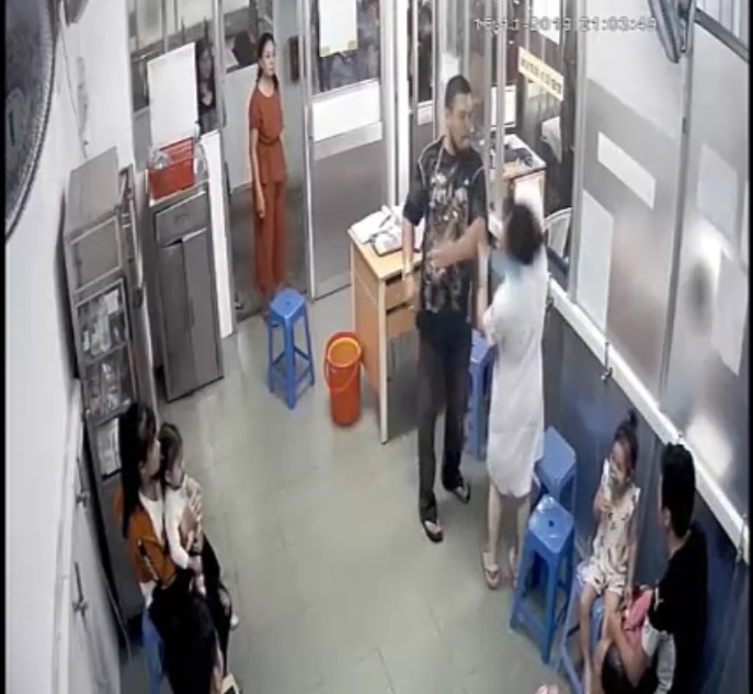 Người đàn ông bạo hành điều dưỡng được camera ghi lại.