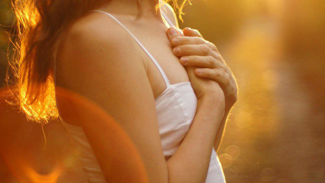 Vùng xương ức hay còn được gọi là giữa ngực, nơi đây và thực quản rất gần nhau