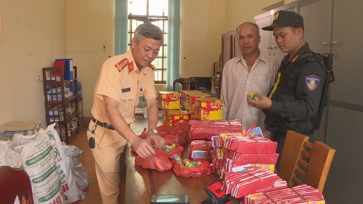 Ông Hắc và số pháo tang vật tại cơ quan công an.