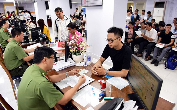Các bàn tiếp nhận hồ sơ cấp, đổi hộ chiếu. (Ảnh: Tuổi trẻ)