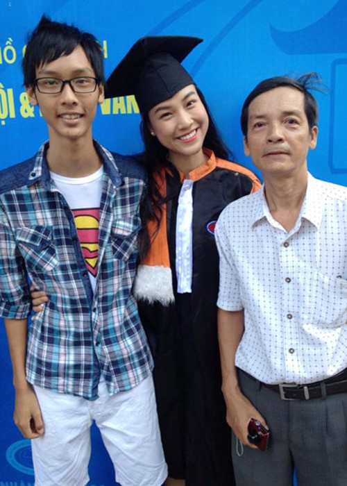 Năm 2013, Á hậu Hoàng Oanh chính thức tốt nghiệp đại học. Hiện tại, cô dẫn chương trình vừa đóng phim.