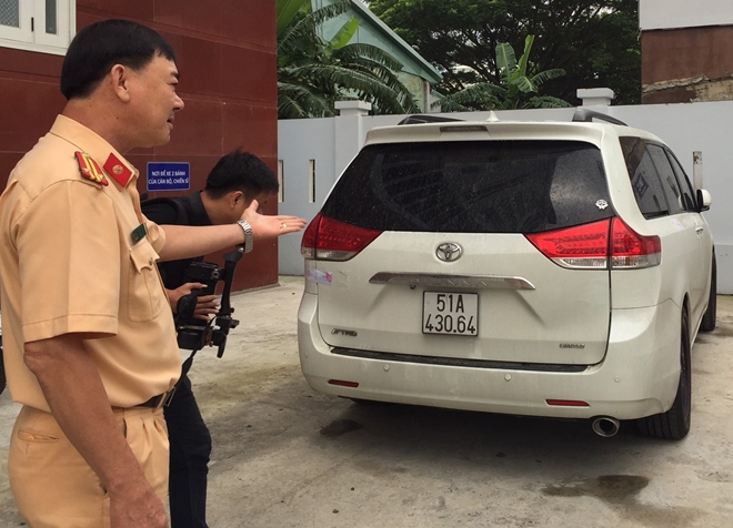 Xe ô tô 7 chỗ Toyota Sienna mang biển số giả (ảnh: Cand).