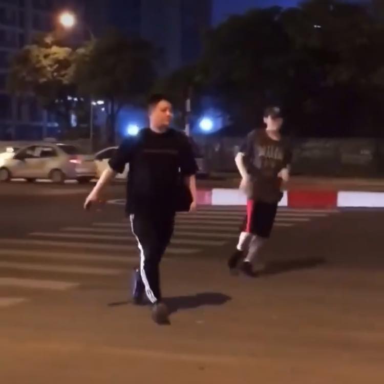 Zico mặc quần đùi phi thân qua đường, bắt tay với fan trước cổng khách sạn sau khi đi uống tà thữa về