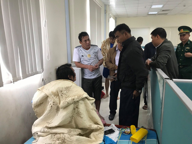 18 thuyền viên gặp nạn được đưa vào bờ an toàn.