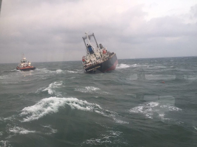 Hiện trường chiếc tàu bị lật.