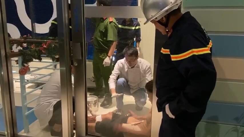 Ông Ph. được cơ quan chức năng cấp cứu sau khi đưa xuống khỏi tầng 23.