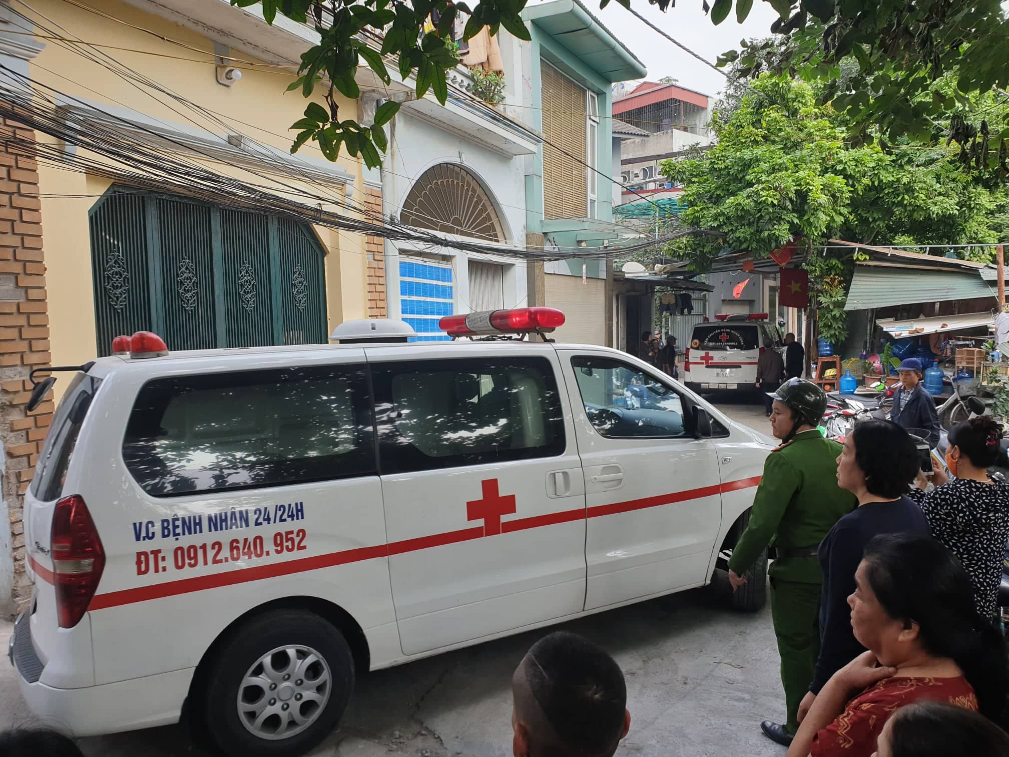 2 xe cứu thương lần lượt đưa thi thể 3 bà cháu ra ngoài.