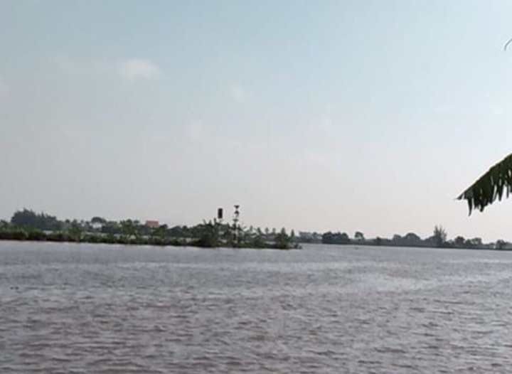 Hiện trường xảy ra vụ đắm tàu chở gạch, nghi nhiều người đang mất tích.