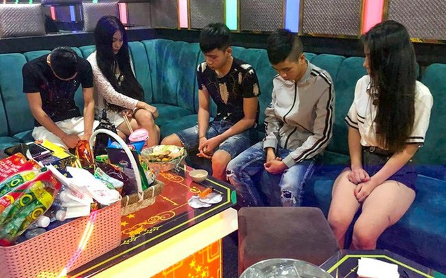 5 thanh niên phê ma túy trong quán karaoke bị tạm giữ