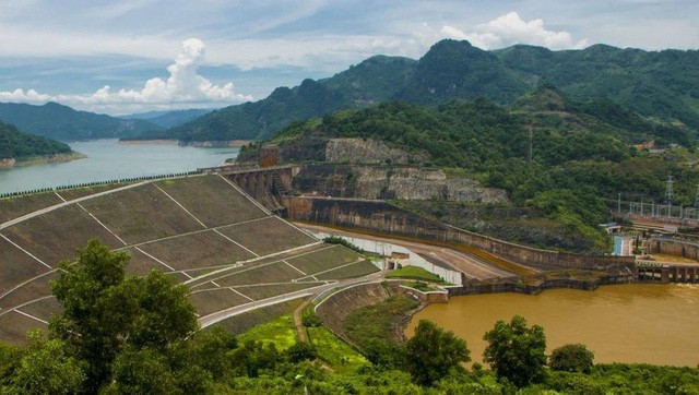 Nguyễn Quang Huy bị truy nã vì có hành vi phá hoại một công trình trong hệ thống Thủy điện Hòa Bình, vốn là công trình an ninh quốc gia.