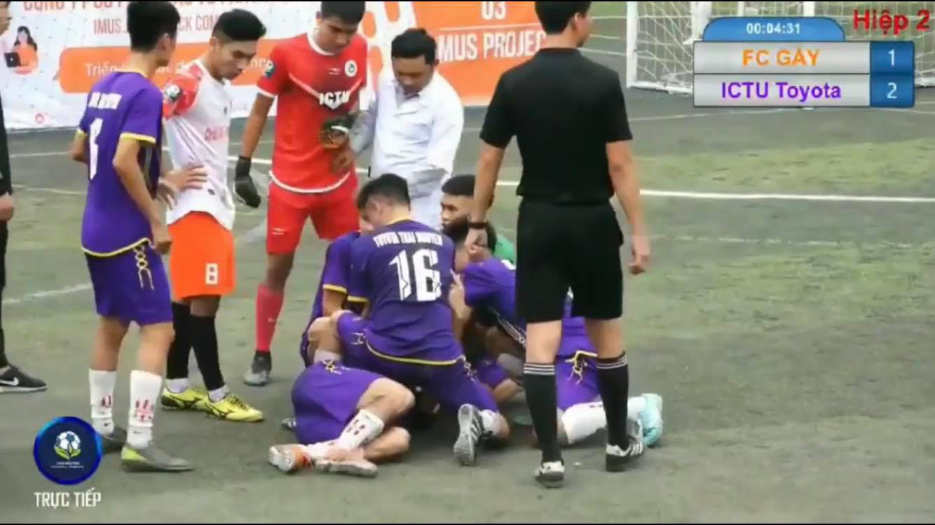 Sau đó nạn nhân đã được đồng đội hỗ trợ để tránh cắn lưỡi trong cơn co giật và đưa đi cấp cứu.