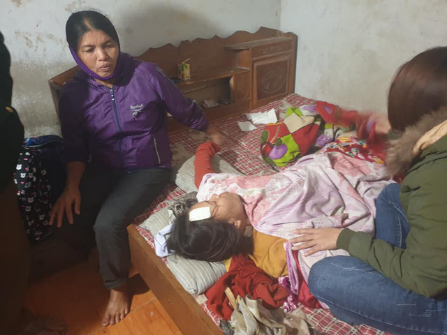 Từ khi con mất, bà Lân liên tục ngất lịm. Ảnh: Sơn Nguyễn