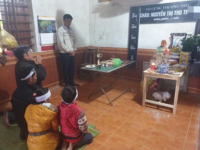 Người thân làm lễ cúng em Tr.. Ảnh: Sơn Nguyễn