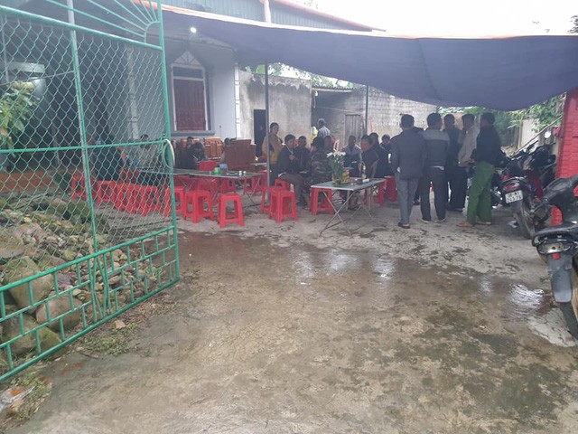 Nhiều hàng xóm đến chia buồn cùng gia đình nạn nhân. Ảnh: Sơn Nguyễn