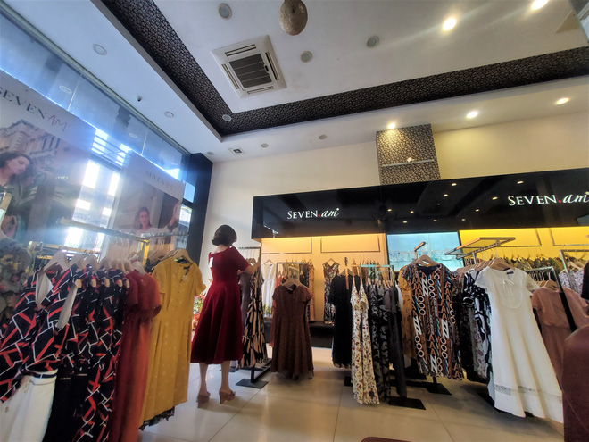 Có lẽ vì vậy mà trong sáng 3/12, các cửa hàng SEVEN.am khá đìu hiu, vắng vẻ. Một vài vị khách nữ lựa chọn hàng tại SEVEN.am cho biết, so với thường ngày trước đó, cửa hàng thường đông đúc hơn rất nhiều.