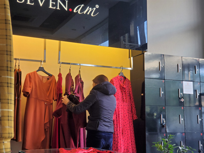 Đáng chú ý là các sản phẩm phụ kiện như túi xách, ví da từng được SEVEN.am bày bán trước đó đã không còn xuất hiện.