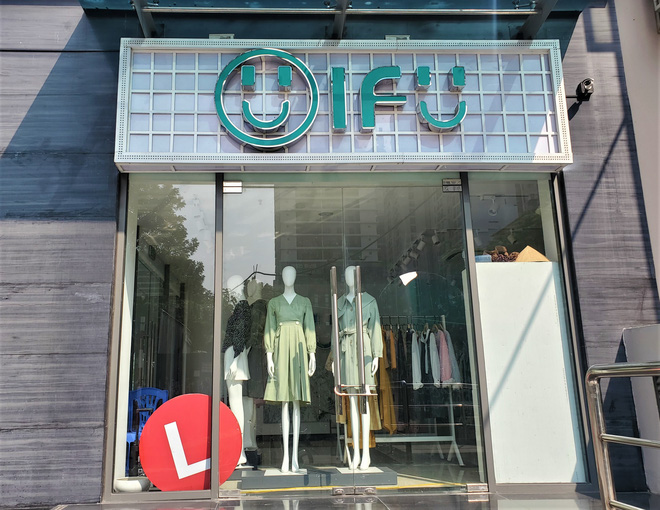 Đã hơn 20 ngày kể từ khi Quản lý thị trường Hà Nội phát hiện cơ sở may mặc ở Thạch Bàn, Long Biên cắt tem nhãn gốc bằng tiếng nước ngoài và thay bằng nhãn IFU trên sản phẩm quần áo, hàng loạt cửa hàng của thương hiệu này vẫn đóng cửa, mọi kênh website, Fanpage và số Hotline đều không hoạt động.