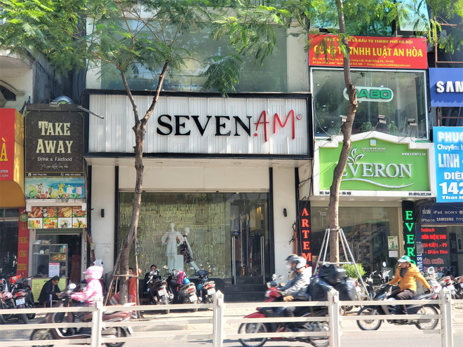 Ngay sau khi Tổng cục Quản lý thị trường đưa ra kết luận về kết quả kiểm tra và xử lý vi phạm đối với thương hiệu thời trang SEVEN.am của Công ty cổ phần MHA và Công ty TNHH thời trang quốc tế Thư Kỳ, với án phạt 170 triệu đồng cho các lỗi như sản xuất kinh doanh hàng hóa có nhãn không ghi đủ nội dung bắt buộc trên nhãn hàng hóa theo quy định, kinh doanh hàng hóa có nhãn bị sửa chữa làm sai lệch thông tin, ngày 3/12, nhiều cửa hàng của SEVEN.am tại Tôn Đức Thắng, Trần Phú (Hà Đông), Thái Hà... đồng loạt hoạt động trở lại.