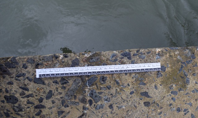 Vết trầy xước tại mép cầu, nghi do chiếc xe máy nạn nhân gây ra.