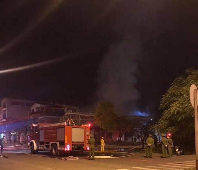 Lực lượng chức năng tiến hành dập lửa.