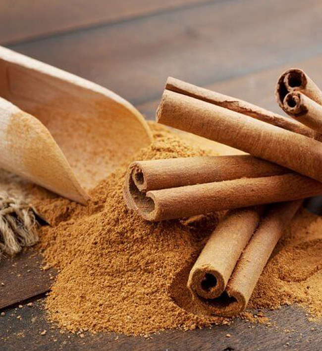 Cho đến nay, các nhà nghiên cứu đã tìm thấy 41 hợp chất dược liệu khác nhau trong vỏ cây quế, trong đó phải kể đến là axit cinnamic, cinnamaldehyde và cinnamate.