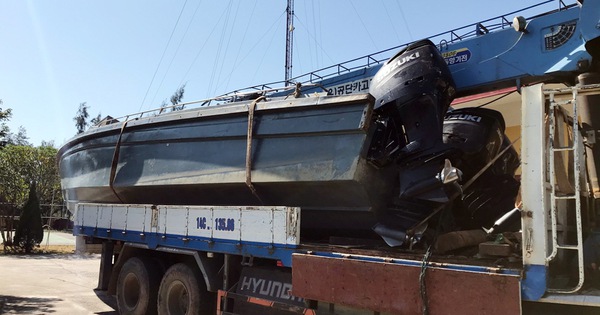 Chiếc xuồng của nhóm đối tượng bị lực lượng chức năng thu giữ