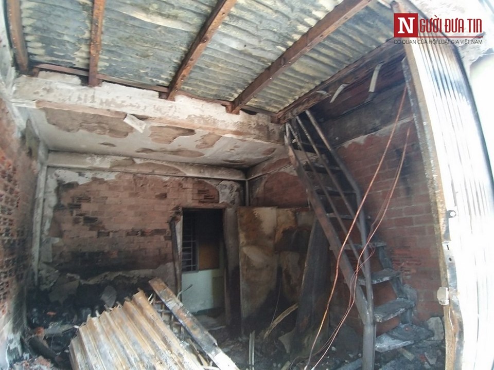 Nhà chỉ có một cầu thang nhỏ bằng sắt đã bị lửa bao trùm.