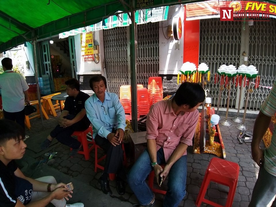 Người thân nạn nhân đau xót kể lại sự việc.