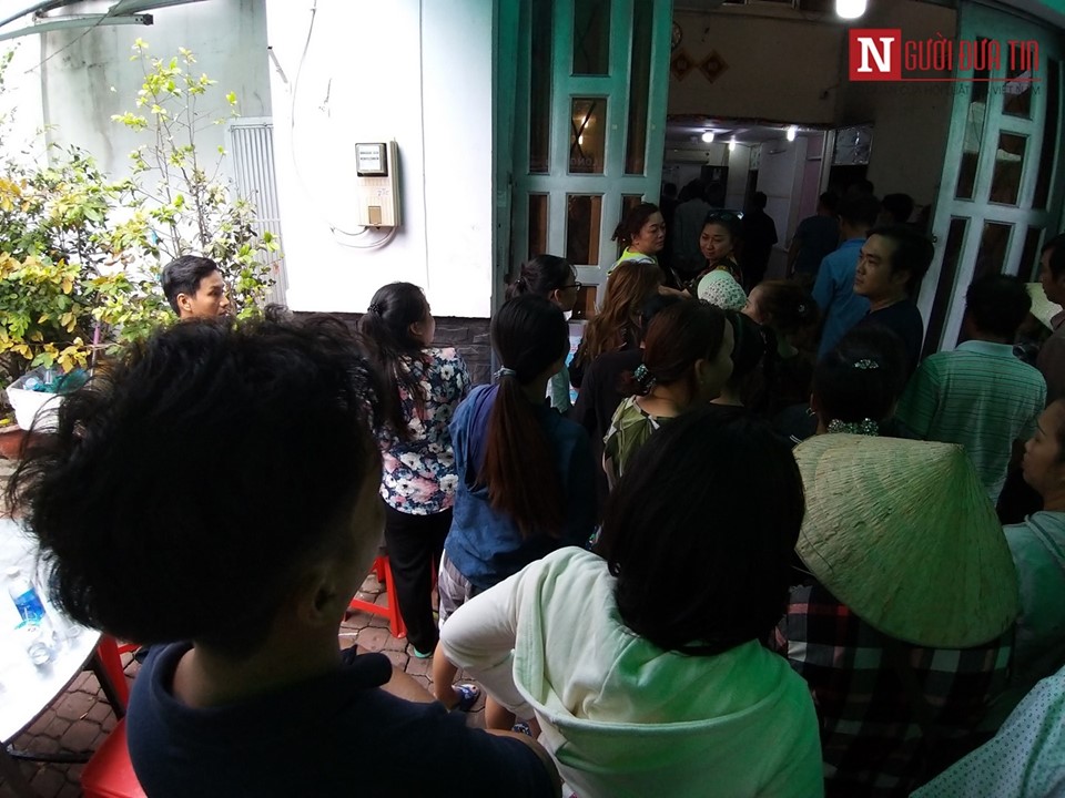 Người thân, người dân có mặt chia buồn cùng gia đình nạn nhân.