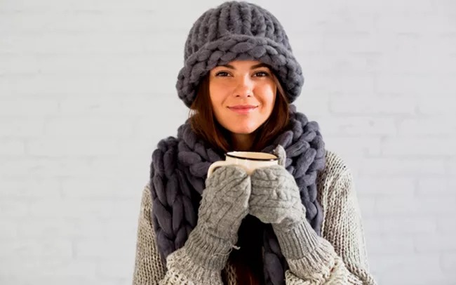 Giữ ấm khi thời tiết chuyển lạnh, hạn chế ra ngoài khi thời tiết quá lạnh.