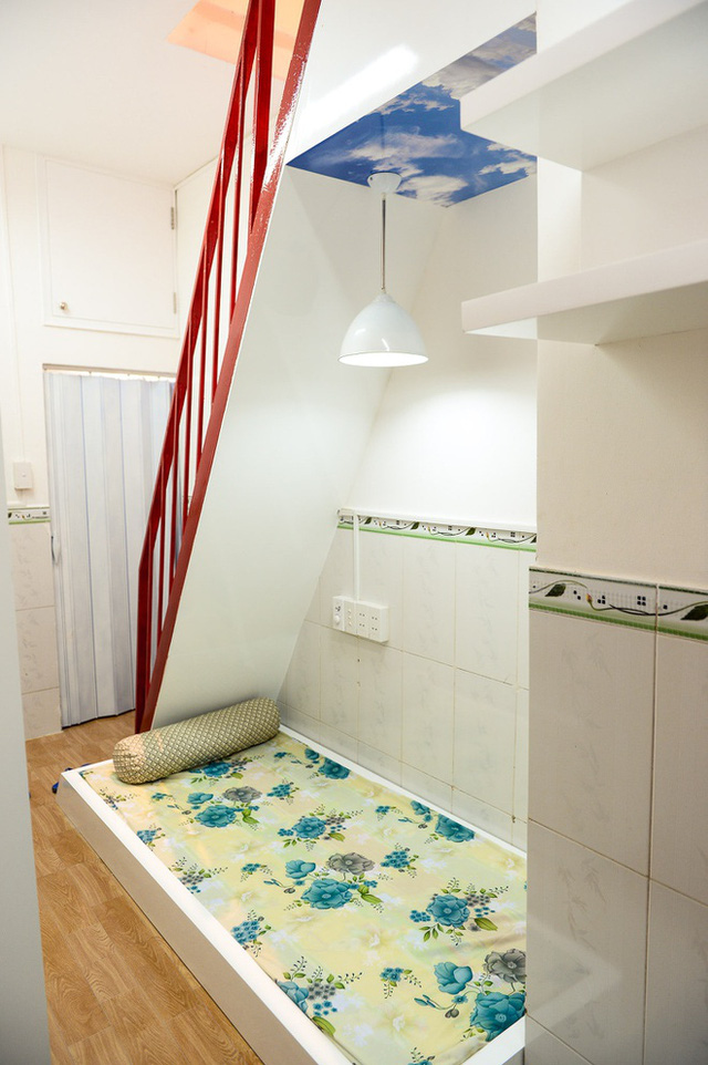 Chỗ ngủ của nhạc sĩ được thiết kế với gạch ốp trắng, giường trải ga tươm tất. Nền nhà được lót gỗ sạch sẽ.