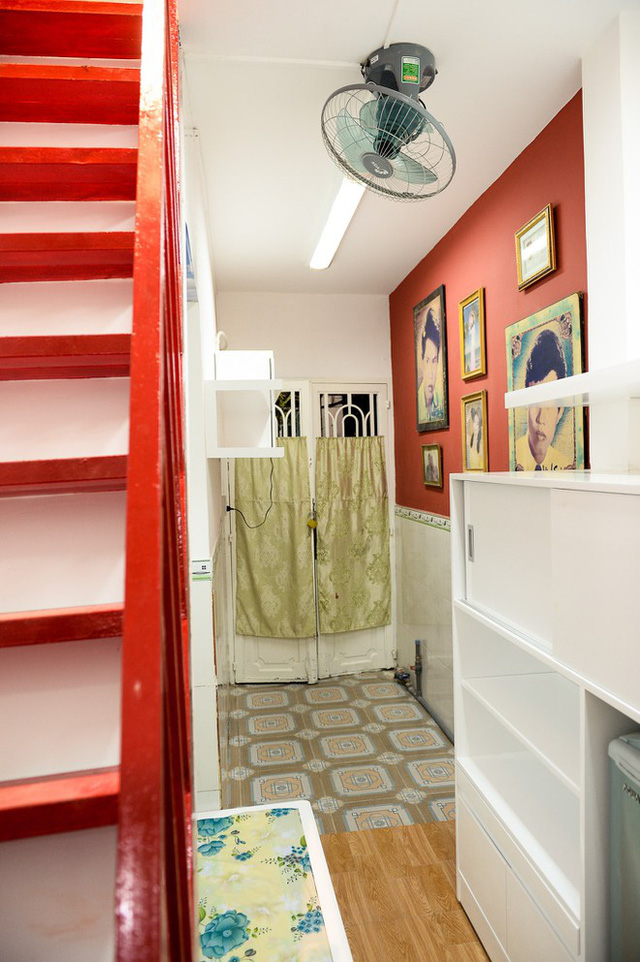 Căn nhà có bề ngang chưa tới 3 m, chiều dài 7 m, gồm một trệt và một gác xép trở nên khang trang hơn nhờ nội thất bằng gỗ sơn trắng.