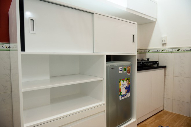 Bếp ga và tủ lạnh cũng được sắm mới để ông có đầy đủ tiện nghi cho cuộc sống hàng ngày.