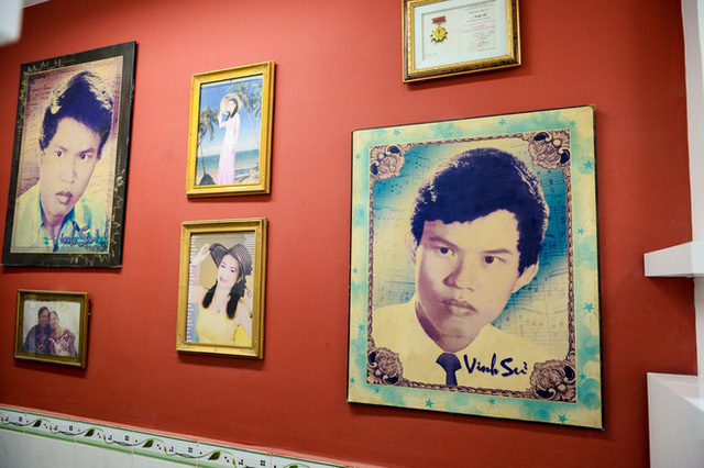 Nhạc sĩ Vinh Sử cho biết, ngoài căn nhà này, ông cũng đã mua được một căn nhà khác với giá hơn một tỉ đồng ở đường Trần Xuân Soạn, Q.7, TP.HCM. Ông quyết định ở lại căn nhà cũ này với lý do nơi đây từng gắn liền với ông trong những tháng ngày khó khăn. Hơn nữa vì ở một mình, căn nhà nhỏ cũng sẽ thuận tiện hơn với ông.