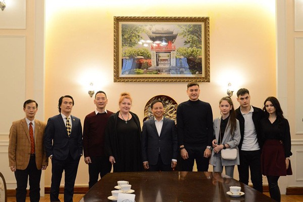 Gia đình Đặng Văn Lâm tại buổi giao lưu.