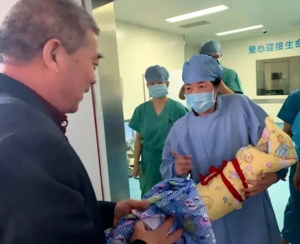 Sự việc này đã thu hút nhiều chú ý, một số người tỏ ra lo lắng về vấn đề nuôi dạy con trong tương lai của cặp vợ chồng già.